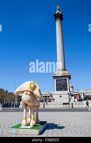 LONDON, UK - 14. April 2015: Eine Skulptur des Charakters Shaun das Schaf am Trafalgar Square in London am 14. April 2015.  Fünfzig Stockfoto