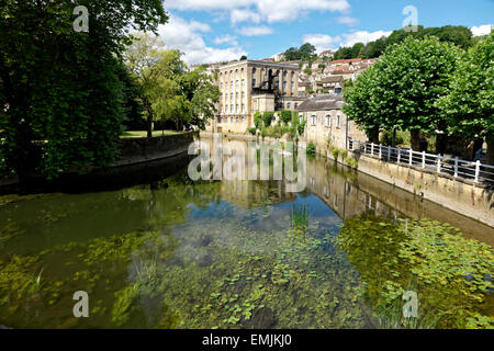 Die Stadt Bradford on Avon in Wiltshire, Vereinigtes Königreich, der Blick in Richtung Abtei Mühle Stadtbrücke entnommen. Stockfoto