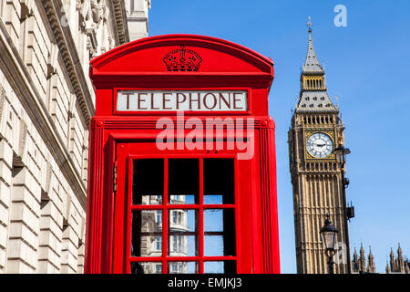 Eine ikonische rote Telefonzelle mit Big Ben in London im Hintergrund. Stockfoto