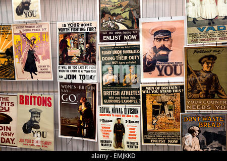 Anzeige der 1. Weltkrieg Plakate im Weltkrieg eine hundertjährige Gedenken Display, Great Dorset Steam Fair, Blandford, Dorset. Stockfoto