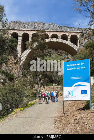 Abenteuerlustige ab dort Fuß auf der neu restaurierten Caminito del Rey von El Chorro in der Provinz Malaga, Spanien Stockfoto