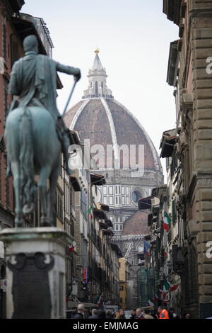 Giambolognas Statue von l Cosimo de Medici mit Kathedrale im Hintergrund, Florenz, Italien Stockfoto