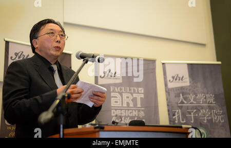 (150421)--JOHANNESBURG, 21. April 2015 (Xinhua)--chinesische Künstler spricht Li Bin vor der Eröffnung der Ausstellung seiner Gemälde "Mandela" an der University of Johannesburg (UJ) in Johannesburg, Südafrika, am 21. April 2015. Die Ausstellung des Panorama Ölgemälde "Mandela", der vom chinesischen Künstler Li Bin, entsteht wurde durch UJ und seine Konfuzius-Institut Dienstag statt. Dieses Gemälde ist 38m lang und 3,8 m hoch, Darstellung Mandelas lebenslangen Kampfes für Frieden und Toleranz in drei Segmenten--"Gefangener", "Präsident" und "Friedensstifter." Der Prozess zum Erstellen dieser detaillierten imaginäre Stockfoto