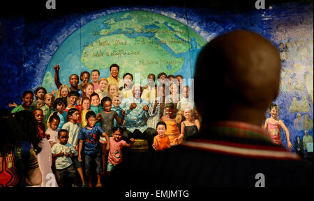 (150421)--JOHANNESBURG, 21. April 2015 (Xinhua)--A Besucher schaut auf das Gemälde "Mandela" erstellt von chinesischen Künstler Bin Li (nicht im Bild) an der University of Johannesburg (UJ) in Johannesburg, Südafrika, am 21. April 2015. Die Ausstellung des Panorama Ölgemälde "Mandela", der vom chinesischen Künstler Li Bin, entsteht wurde durch UJ und seine Konfuzius-Institut Dienstag statt. Dieses Gemälde ist 38m lang und 3,8 m hoch, Darstellung Mandelas lebenslangen Kampfes für Frieden und Toleranz in drei Segmenten--"Gefangener", "Präsident" und "Friedensstifter." Der Prozess zur Erstellung dieser detaillierten imagi Stockfoto