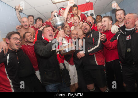 FC United-Trainer Karl Marginson feiert mit seinem Team nach dem Gewinn der Evostik Northern Premier League. Stockfoto