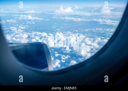 Blick vom einen Fensterplatz, Passagierflugzeug, Wolken und Himmel Stockfoto