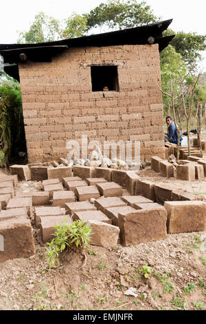 Guatemala, Jalapa, Sanyuyo. Lehmziegel mit Schlammziegeln im Vordergrund. Armutsbedingte Wohnungen. Stockfoto