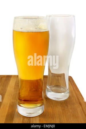 Helles Licht Biergläser und leeres Glas auf weißem Hintergrund Stockfoto