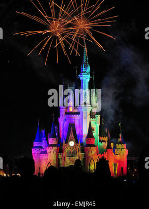 Das berühmte Wünsche nächtliche spektakuläre Feuerwerk auf der Disney Magic Kingdom Burg in Orlando, Florida, am Februar 7, 2015 Stockfoto