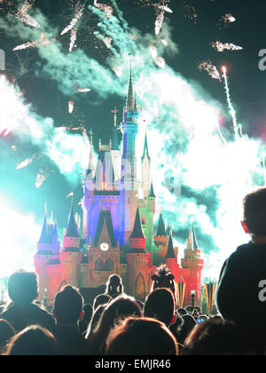 Das berühmte Wünsche nächtliche spektakuläre Feuerwerk auf der Disney Magic Kingdom Burg in Orlando, Florida, am Februar 7, 2015 Stockfoto