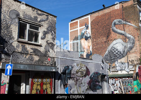 Street-Art in Hanbury Street Shoreditch in London Borough of Tower Hamlets, ein Gebiet bekannt für seine Gemälde und Poster. Stockfoto