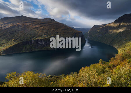 Malerischen Geirangerfjord im Herbst, Geiranger, eines von Romsdal, Norwegen Stockfoto