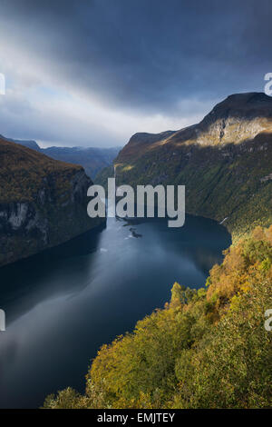 Malerischen Geirangerfjord im Herbst, Geiranger, eines von Romsdal, Norwegen Stockfoto