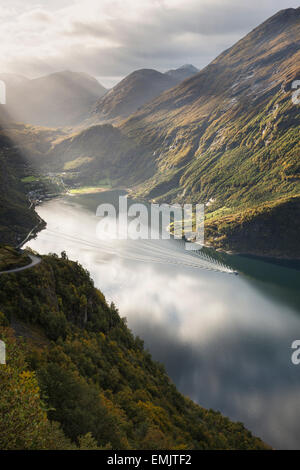 Malerischen Geirangerfjord im Herbst, Geiranger, eines von Romsdal, Norwegen Stockfoto