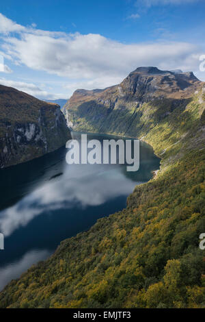 Malerischen Geirangerfjord im Herbst, Geiranger, Møre Og Romsdal, Norwegen Stockfoto