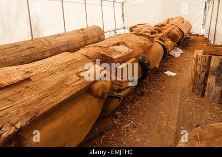 Großen Zeder Log umgewandelt in einen großen Totempfahl an der University of Victoria, Kanada Stockfoto