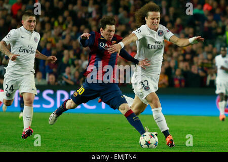 Barcelona, Spanien. 21. April 2015.  Barcelonas Lionel Messi (C) wetteifert für einen Ball mit Paris Saint-Germain David Luiz (R) während ihrer UEFA Championsleague-Viertelfinale Rückspiel in Barcelona, Spanien, 21. April 2015 entsprechen. Barcelona gewann 2:0 und im Halbfinale mit 5:1-Gesamtsieg eingegeben. Bildnachweis: Xinhua/Alamy Live-Nachrichten Stockfoto