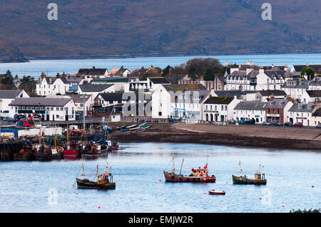 Die Fischerei Dorf von Ullapool und der Hafen befinden sich auf Loch Broom in den schottischen Highlands. Stockfoto