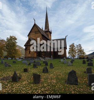 Lom-Stabkirche im Herbst, Lom, Oppland, Norwegen Stockfoto