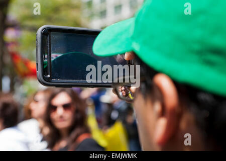 Frau nehmen Foto mit Samsung Handy - USA Stockfoto