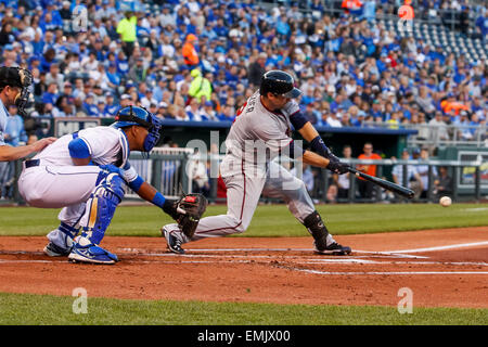 21. April 2015: Brian Dozier #2 von den Minnesota Twins fouls einen Platz im zweiten Inning während des MLB-Spiels zwischen den Minnesota Twins und die Kansas City Royals im Kauffman Stadium in Kansas City MO Stockfoto