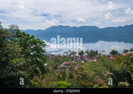 Lake Maninjau (Danau Maninjau) ist ein Kratersee in West-Sumatra, Indonesien. Stockfoto