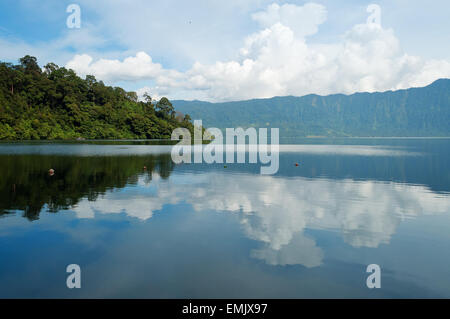 Lake Maninjau (Danau Maninjau) ist ein Kratersee in West-Sumatra, Indonesien. Stockfoto