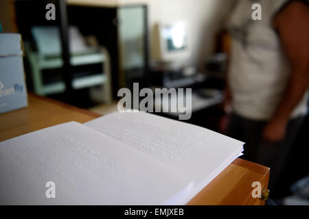 Montevideo. 13. April 2015. Bild aufgenommen am 13. April 2015 zeigt ein Buch gedruckt in Braille-Schrift in der Braille-Stiftung von Uruguay (FBU, für seine Abkürzung in Spanisch) in Montevideo, der Hauptstadt von Uruguay. Die FBU bearbeitet und verteilt kostenlose Bücher und Zeitschriften in Braillesystem für Blinde und sehbehinderte Menschen in Uruguay, sowie für den spanischsprachigen Markt. Die Stiftung zeichnet auch audio funktioniert, so dass Menschen mit Sehbehinderung die Lektüre verschiedener Bücher hören können. © Nicolas Celaya/Xinhua/Alamy Live-Nachrichten Stockfoto