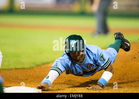 Rouge, LA, USA. 21. April 2015. Tulane Green Wave Outfielder Richard Carthon (8) während des Spiels zwischen LSU und New Orleans Alex Box-Stadion in Baton Rouge, Louisiana LSU besiegte Tulane 6-0. Bildnachweis: Csm/Alamy Live-Nachrichten Stockfoto