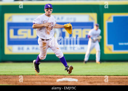 Rouge, LA, USA. 21. April 2015. LSU Tigers Infielder Alex Bregman (8) während des Spiels zwischen LSU und New Orleans Alex Box-Stadion in Baton Rouge, Louisiana LSU besiegte Tulane 6-0. Bildnachweis: Csm/Alamy Live-Nachrichten Stockfoto