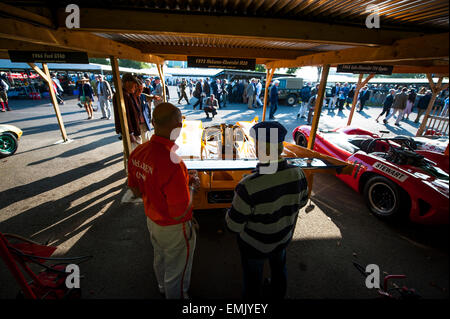 CHICHESTER, ENGLAND - 12.-14. September 2014: Historische Automobil Rennsport Festlichkeiten auf und abseits der Rennstrecke für das Goodwood Revival. Das Revival feiert das goldene Zeitalter des Motorsports auf dem Goodwood Motor Circuit, von 1948 bis 1966. Stockfoto