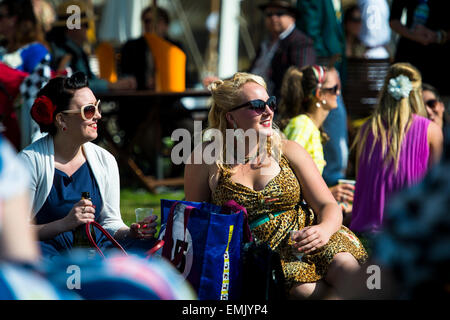 CHICHESTER, ENGLAND - 12.-14. September 2014: Historische Automobil Rennsport Festlichkeiten auf und abseits der Rennstrecke für das Goodwood Revival. Das Revival feiert das goldene Zeitalter des Motorsports auf dem Goodwood Motor Circuit, von 1948 bis 1966. Stockfoto