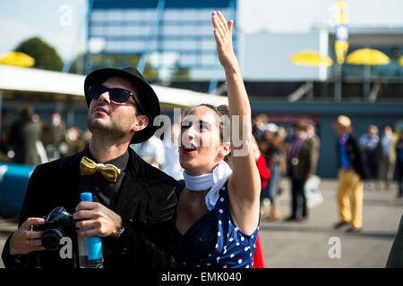 CHICHESTER, ENGLAND - 12.-14. September 2014: Historische Automobil Rennsport Festlichkeiten auf und abseits der Rennstrecke für das Goodwood Revival. Das Revival feiert das goldene Zeitalter des Motorsports auf dem Goodwood Motor Circuit, von 1948 bis 1966. Stockfoto