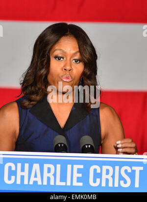 First Lady Michelle Obama setzt sich für Charlie Crist. Michelle Obama spricht, wie sie für den ehemaligen Gouverneur von Florida und jetzt demokratischer gubernatorial Anwärter Charlie Crist während einer Veranstaltung am Betty T. Ferguson Freizeit komplexe Gymnasium Kampagnen. Crist steht gegen amtierende republikanische Gouverneur Rick Scott ab.  Mit: U.S. First Lady Michelle Obama Where: Miami Gardens, Florida, Vereinigte Staaten bei: 17. Oktober 2014 Stockfoto