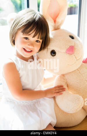 Süßes Kleinkind Mädchen mit ihren Osterhasen Stockfoto