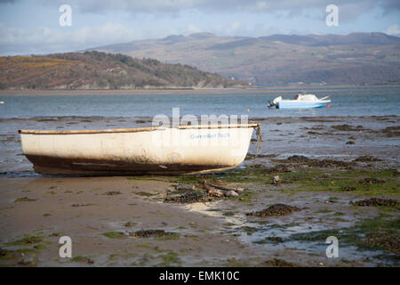 Ein Blick über Borth y Gest Hafen und Afon Dwyryd bei Ebbe mit einem Ruderboot auf den Sand genannt Gwellian Fach Stockfoto