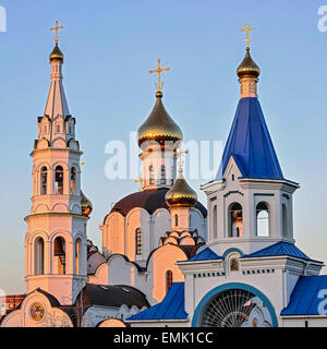 Pyatiprestolny Trinity Church in Iver Kloster in Rostow - am - Don. Die Abendsonne vergoldet Mauern des Tempels. Stockfoto