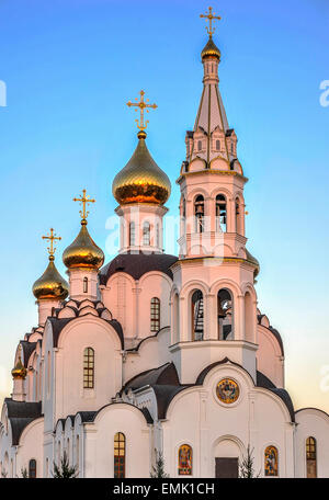 Pyatiprestolny Trinity Church in Iver Kloster in Rostow - am - Don. Die Abendsonne vergoldet Mauern des Tempels. Stockfoto