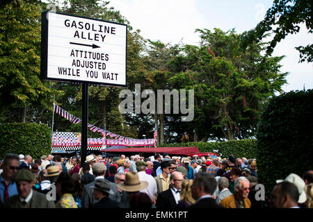 CHICHESTER, ENGLAND - 12.-14. September 2014: Historische Automobil Rennsport Festlichkeiten auf und abseits der Rennstrecke für das Goodwood Revival. Das Revival feiert das goldene Zeitalter des Motorsports auf dem Goodwood Motor Circuit, von 1948 bis 1966. Stockfoto