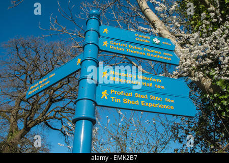 Wegweiser der touristischen Attraktionen in Laugharne, Carmarthenshire, Westwales. Stockfoto