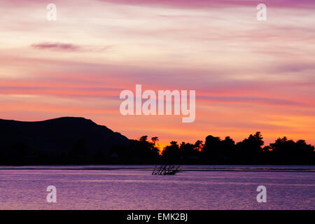 eine brillante farbenprächtigen Sonnenuntergang mit lila und orange Farben Stockfoto