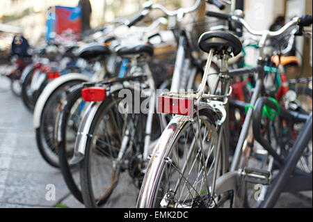 Schöne Fahrräder auf den Straßen der europäischen Stadt Stockfoto