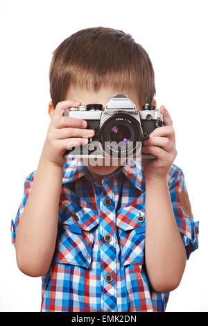 Kleine Junge Reporter Fotograf shooting mit SLR Kamera isolierten Nahaufnahme Stockfoto