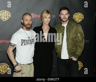 Tom Hardy, Charlize Theron, Nicholas Hoult in Anwesenheit für Warner Bros Pictures "The Big Picture" Veranstaltung am CinemaCon 2015, das Kolosseum im Caesars Palace, Las Vegas, NV 21. April 2015. Foto von: James Atoa/Everett Collection Stockfoto