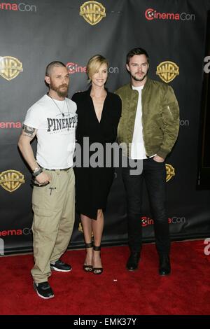 Tom Hardy, Charlize Theron, Nicholas Hoult in Anwesenheit für Warner Bros Pictures "The Big Picture" Veranstaltung am CinemaCon 2015, das Kolosseum im Caesars Palace, Las Vegas, NV 21. April 2015. Foto von: James Atoa/Everett Collection Stockfoto