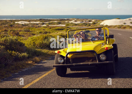 Bild des jungen Mann und Frau in einem Auto in den Urlaub fahren. Paar auf einer Fahrt im Auto. Stockfoto