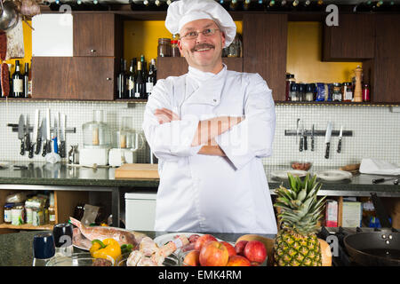Reifen männlichen Chef steht in seiner Küche kochen startbereit Stockfoto