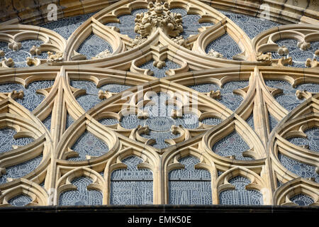 Close-up Außenansicht der Oberteil des Buntglas-Fenster mit Maßwerk des geschnittenen Stein in weiten Spitzbogen über Golden Gate von S Stockfoto