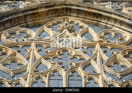 Close-up Außenansicht der Oberteil des Buntglas-Fenster mit Maßwerk des geschnittenen Stein in weiten Spitzbogen über Golden Gate von S Stockfoto