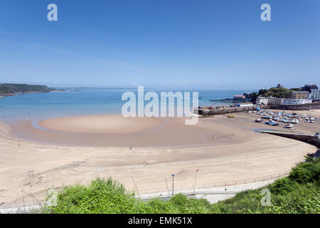 Sommer-Panorama von Tenby, Pembrokeshire, Wales: Südstrand und Hafen. Stockfoto